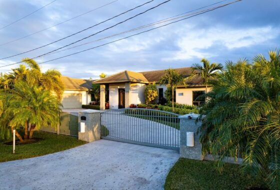 33335C1771519553371 40 Pikes Close