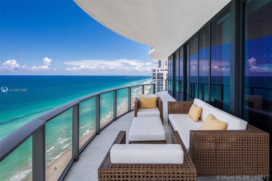 35623C1579170907681 19575 Collins Ave
