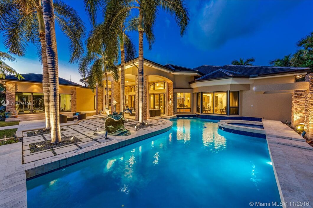 35623C1579245478003 915 N Southlake Dr