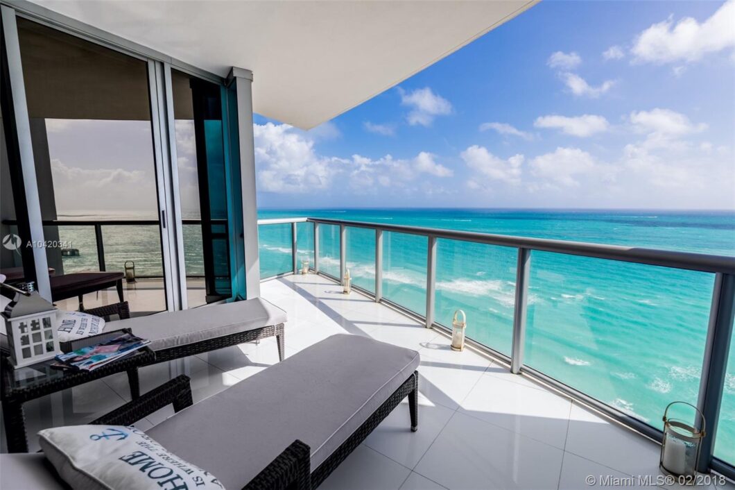 35623C1579501497800 17121 Collins Ave