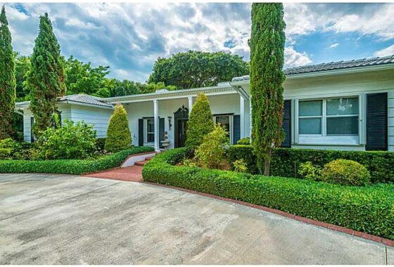 35623C1579503533233 22 N Hibiscus Dr