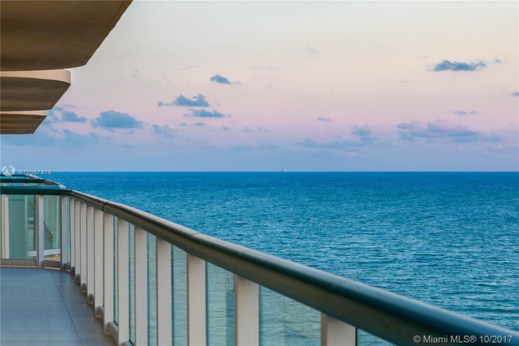 35623C1579597483584 8855 Collins Ave 11G