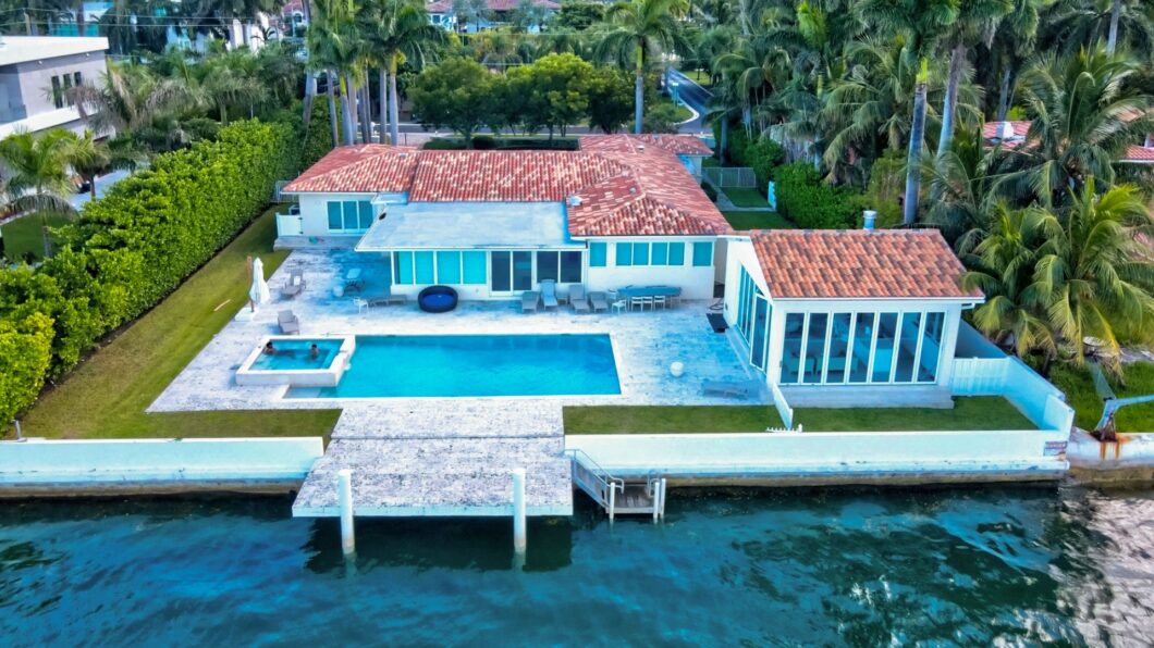 35623C1628239073253 205 N Hibiscus Dr