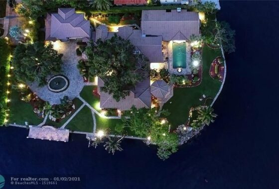35623C1628239642250 1300 Brickell Dr