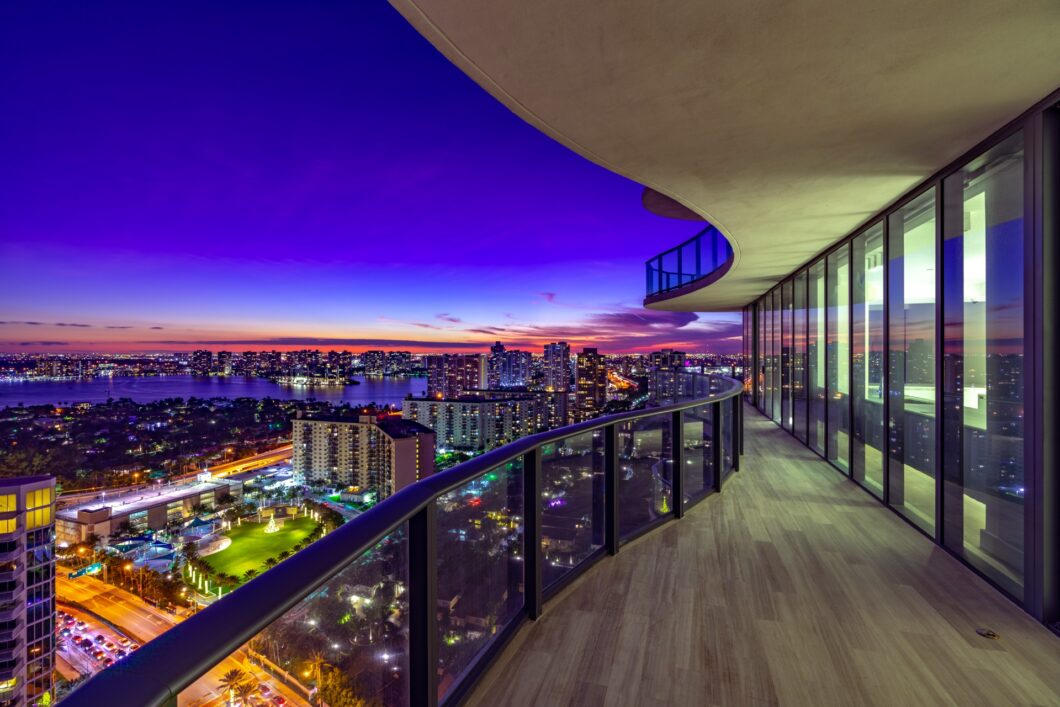 35623C1628239831168 19575 Collins Ave #29