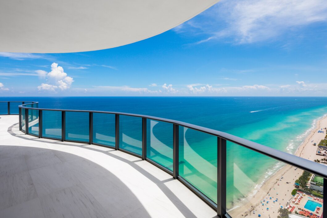 35623C1628240123624 19575 Collins Ave #38