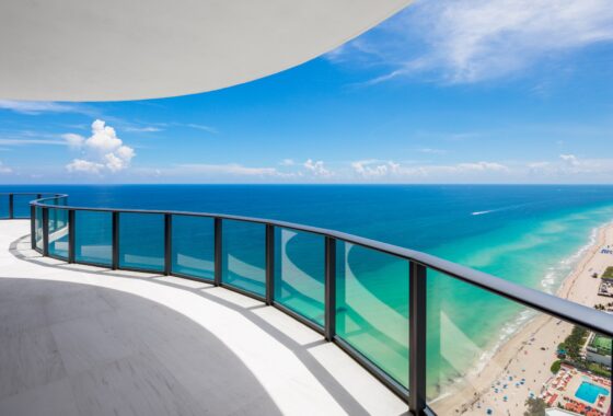 35623C1628240123624 19575 Collins Ave #38