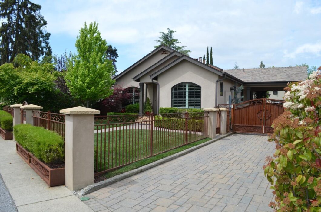 35988C1570982273556 16561 Englewood Ave