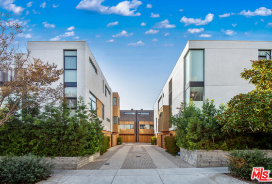 37078C1597197818276 1829 North Kenmore Avenue