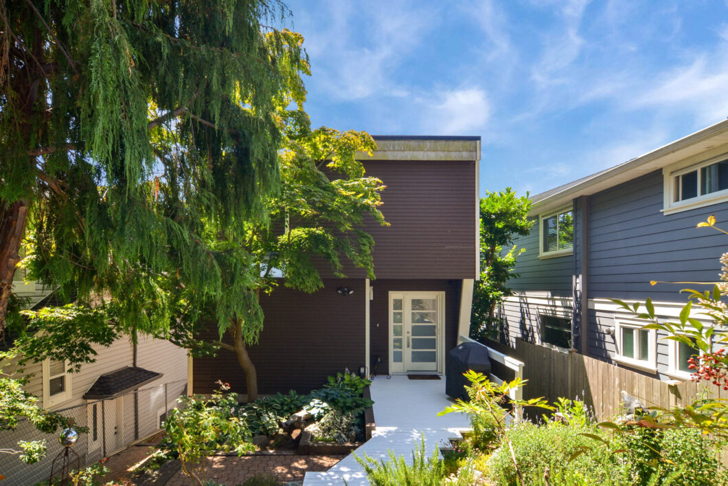37389C1628017877651 15482 Columbia Avenue