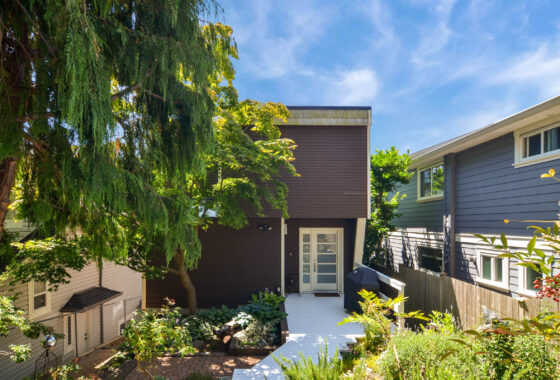 37389C1628017877651 15482 Columbia Avenue