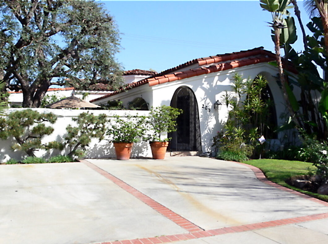 37408C1581634050645 208 South Clark Drive