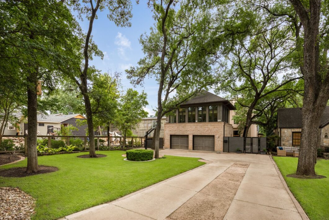 37664C1624995627965 2107 Bridle Path