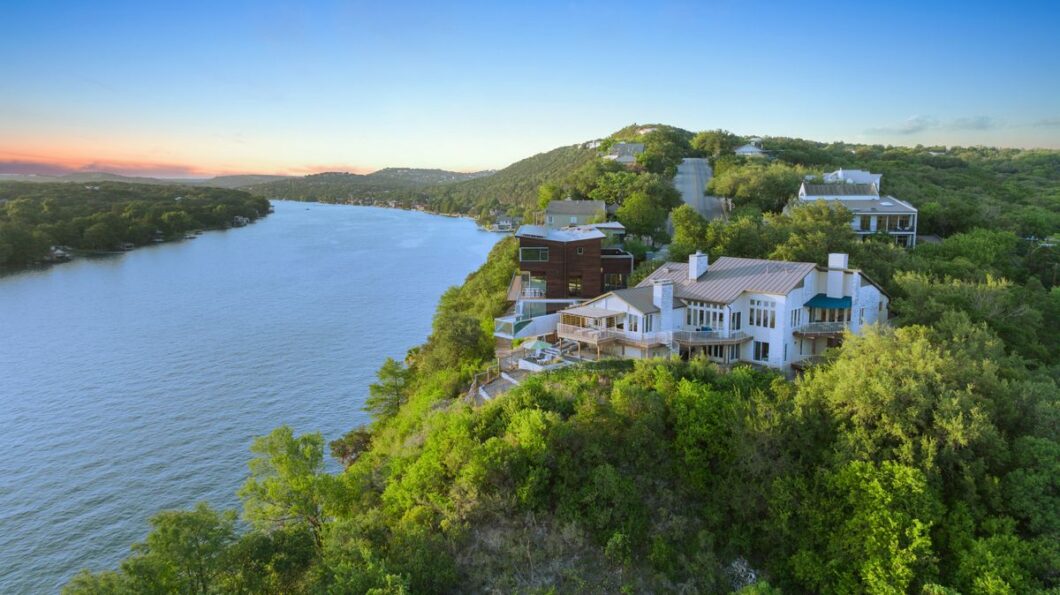 37664C1656109707251 3400 Mount Bonnell
