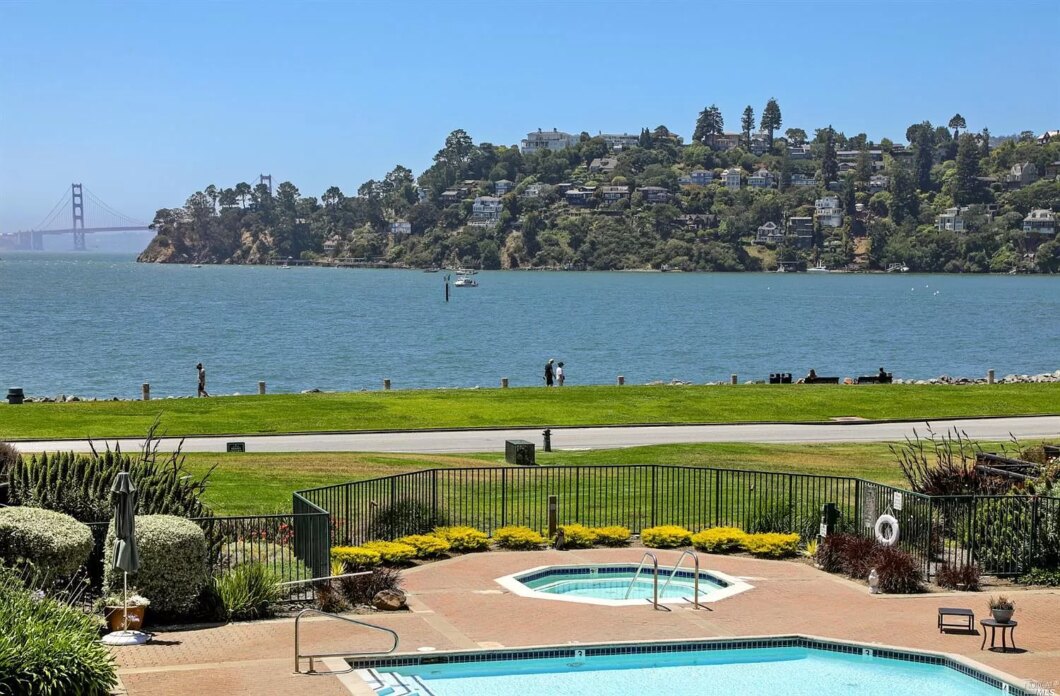 39935C1638333061033 409 Paradise Dr