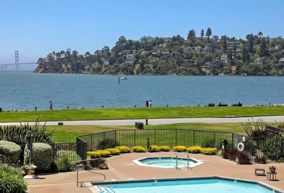 39935C1638333061033 409 Paradise Dr