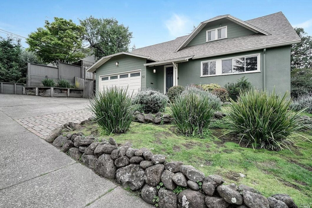 39935C1638343392026 53 Granada Dr
