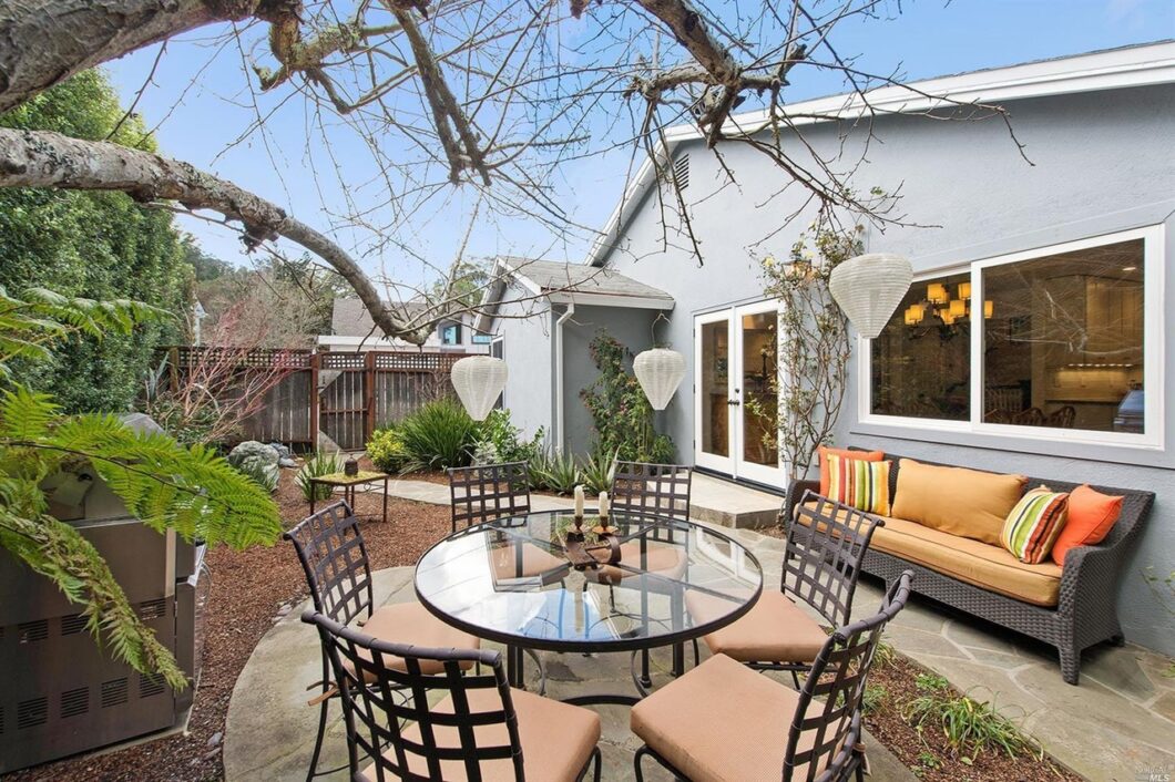 39935C1638406779545 267 Evergreen Ave