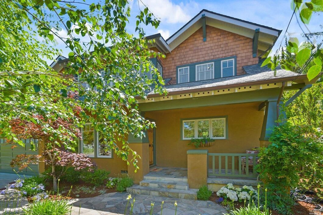39935C1638504179753 8 Constance Dr