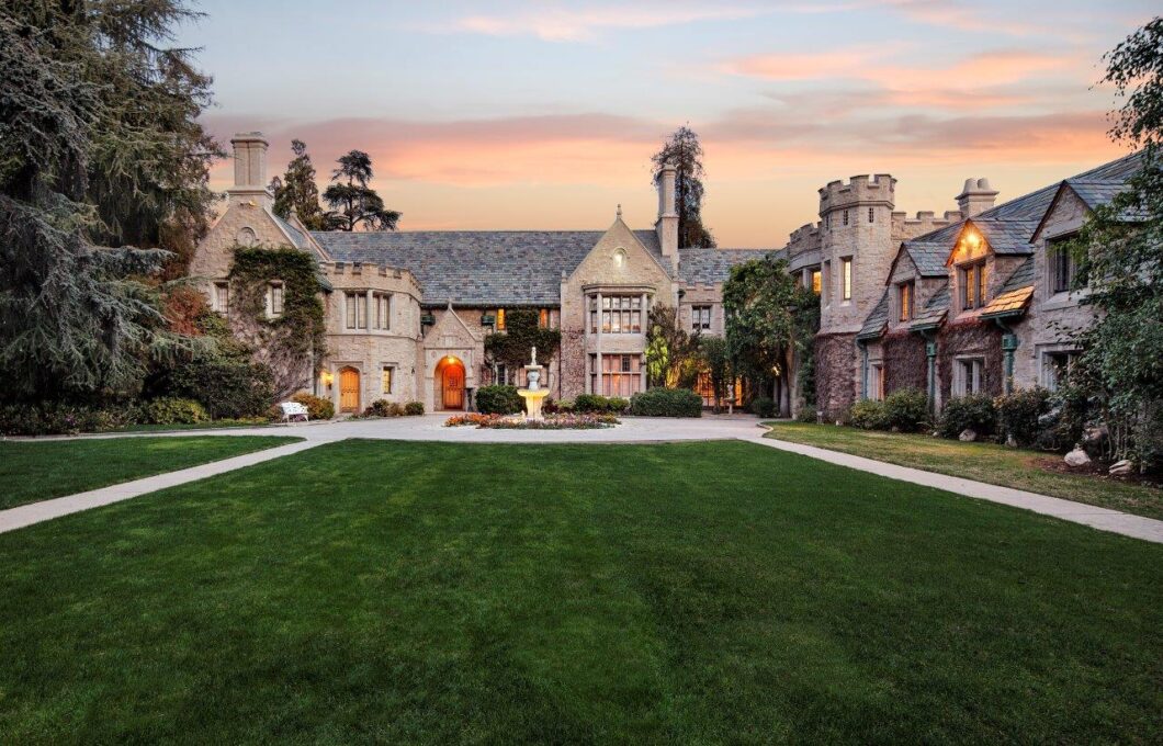 42156 The Playboy Mansion