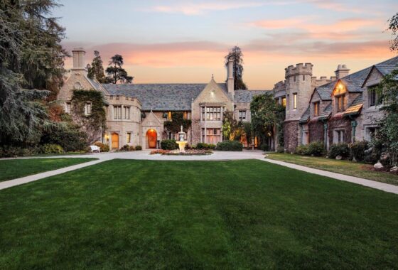 42156 The Playboy Mansion