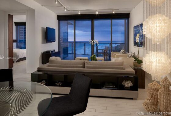 43796C1618436644173 2201 Collins Ave