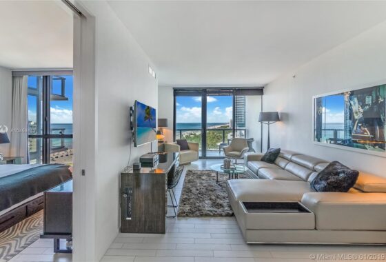 43796C1618438636042 2201 Collins Ave