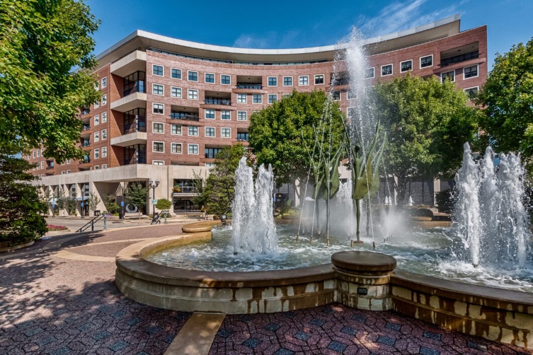 51697 155 Carondelet Plaza