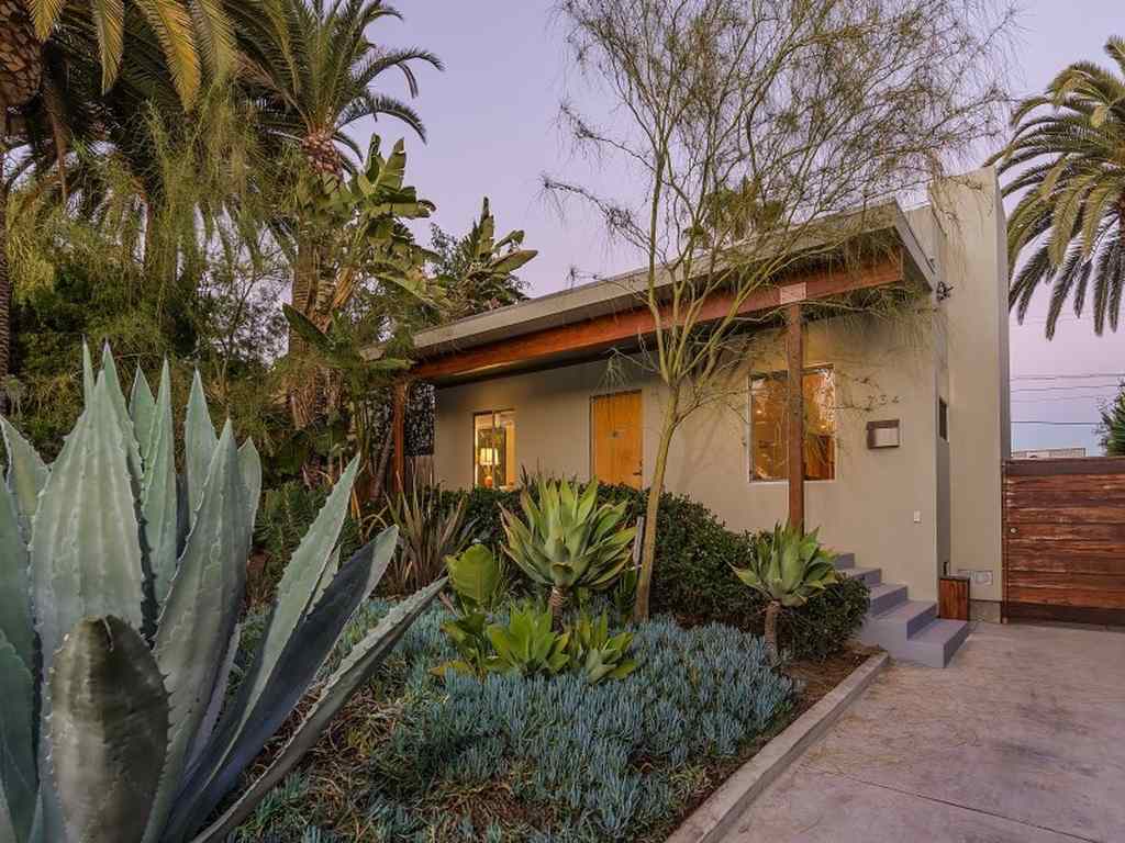 52103 734 N Genesee
