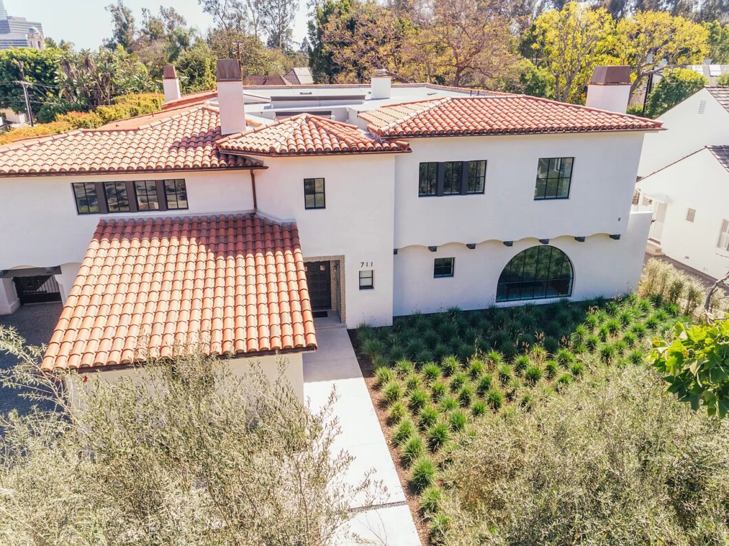 52557C1712039213723 711 Walden Drive