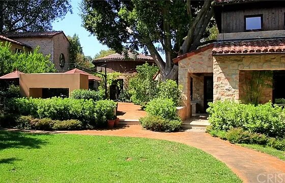 52557C1712039815609 4030 Longridge Avenue