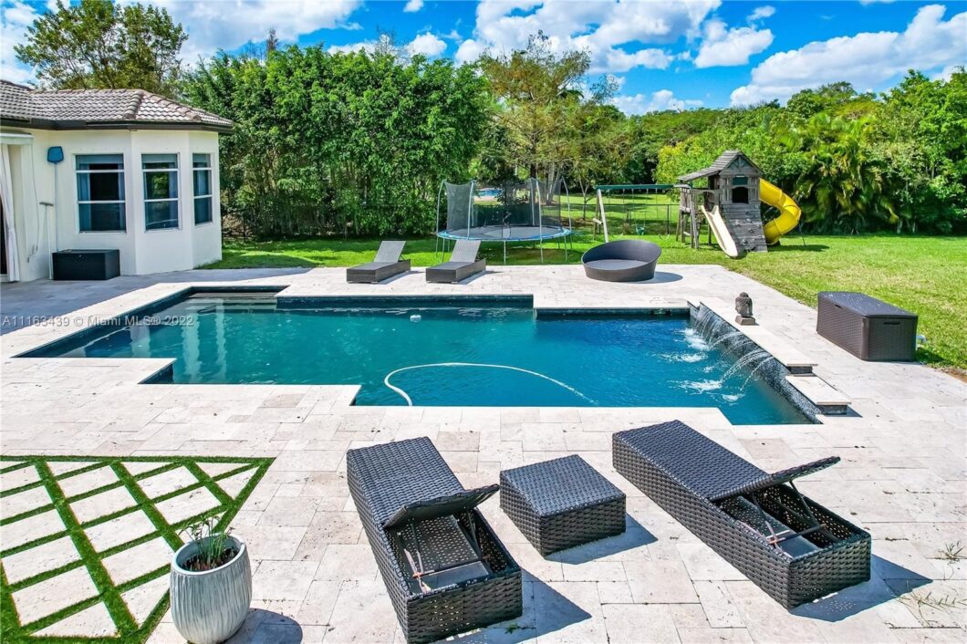 54781C1696477984383 11305 NW 18th Ct