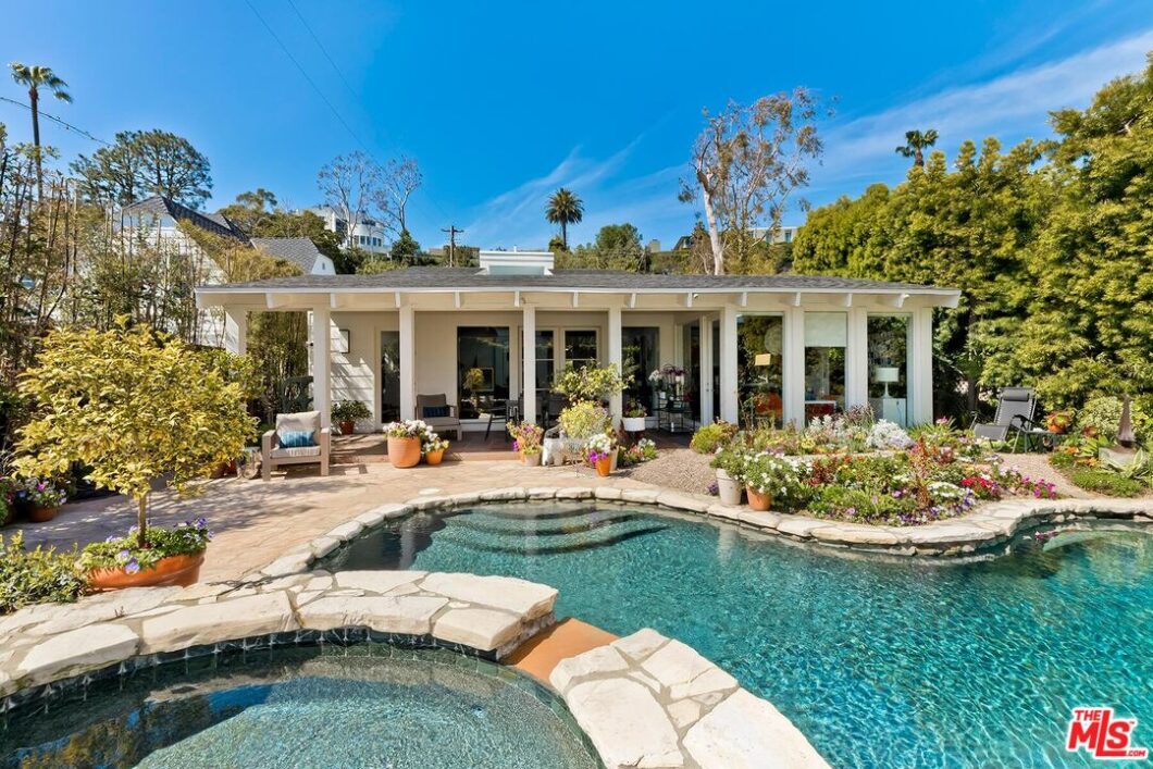 55973C1783120110287 335 Amalfi Drive