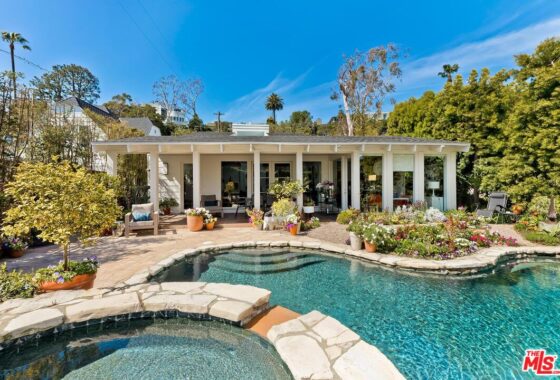 55973C1783120110287 335 Amalfi Drive