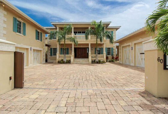 67262 Luxurious Canal front Estate