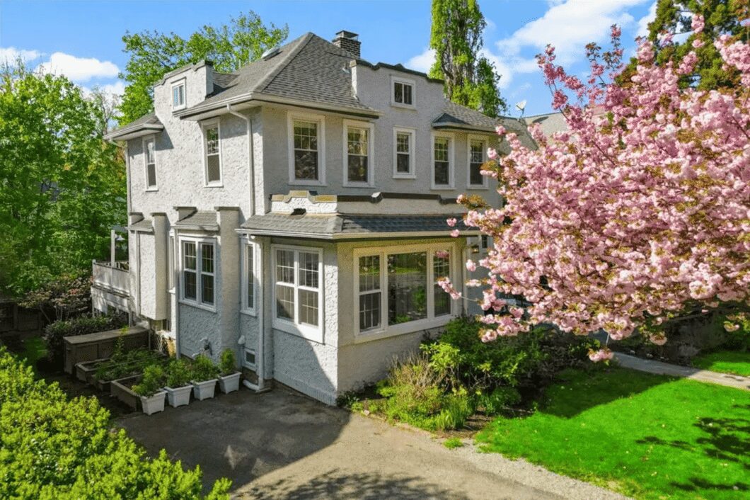 70379C1785254941647 4 Locust Avenue