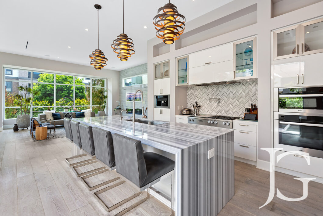 8879C1656041833150 5924 Village Drive