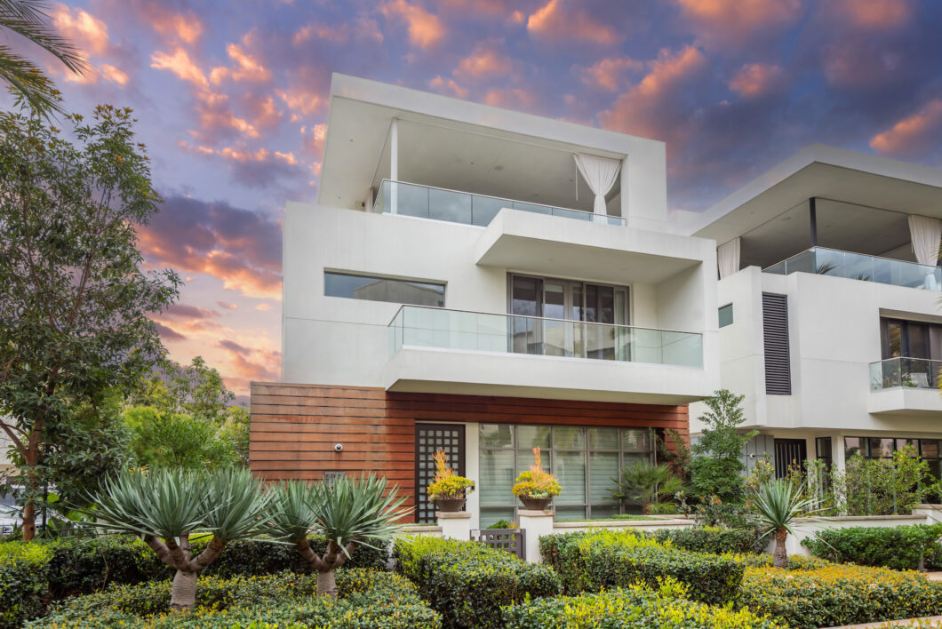 8879C1679706199023 5926 Firefly Place