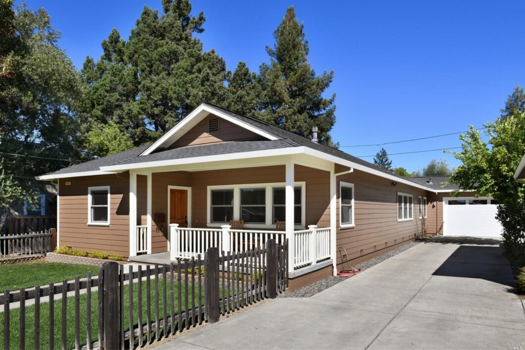 9159C1540841662164 718 Center St.