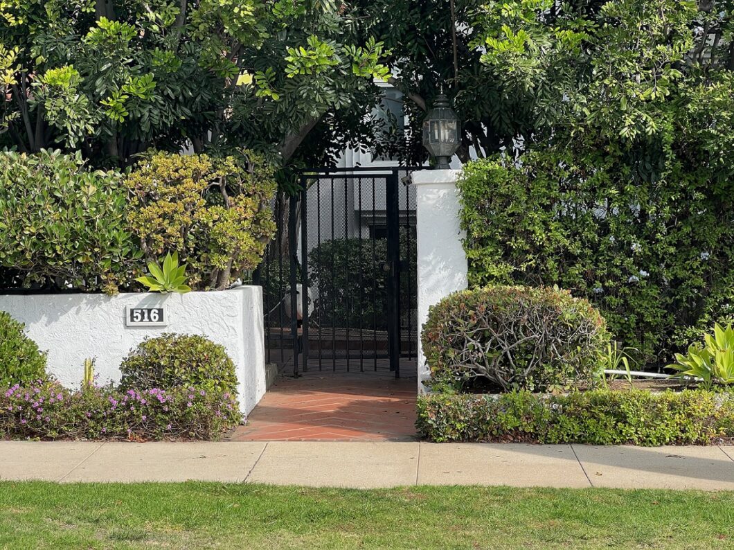 9422C1637178316595 516 N. Beverly Drive