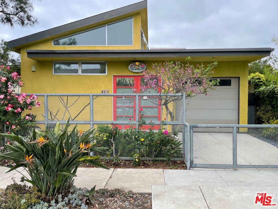 9422C1655931330344 651 Crestmoore Place