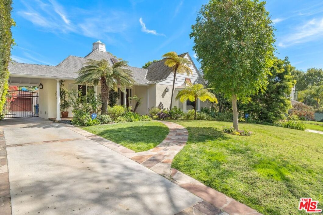 9422C1656356478475 120 S. Glenroy Avenue