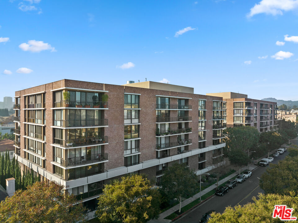 9422C1706571717719 211 S. Spalding Drive N202