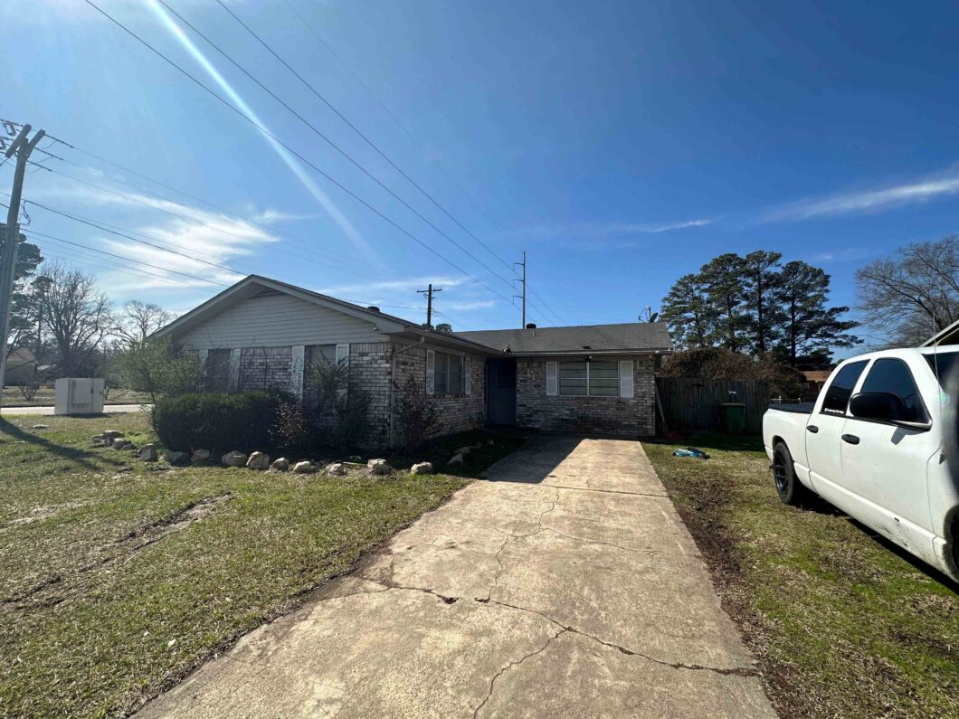 39607C1683573498817 3412 Leopard Dr.